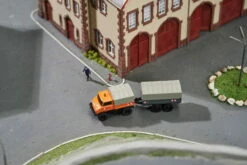 Carson RC 1:87 Planenanhänger Für Unimog 7 Carson RC 1:87 Planenanhänger Für Unimog -D-Edition Verkäufe Carson RC Eisenbahn Planenanhaenger fuer Unimog CT 500504156 3