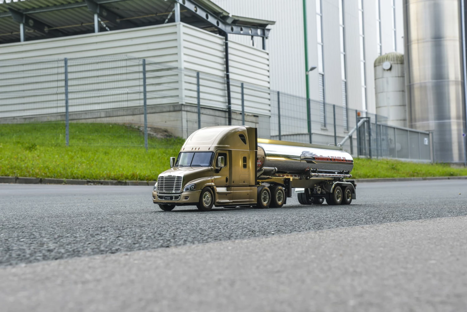 Tamiya RC U.S.Tankauflieger 2Achs Gallant Eagle 1:14 Anhänger 4 Tamiya RC U.S.Tankauflieger 2Achs Gallant Eagle 1:14 Anhänger – Bild 4